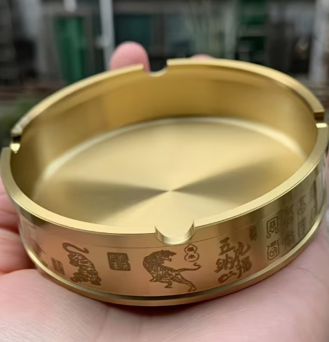 Metalna pepeljara sa gravirom Metalna pepeljara sa gravirom