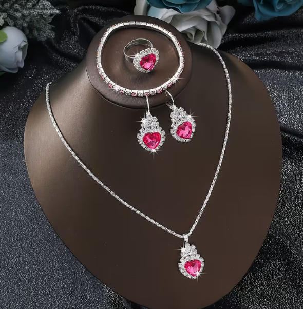 Ženski set nakita u boji srebra sa roze kristalnim srcima.