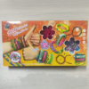 Snimak ekrana 2026-10-18 084835 Сет за израду 15 дечијих наруквица пријатељства "DIY Bracelet" (22.5x12x3 cm) са плочицама за плетење и концима за креативну забаву!