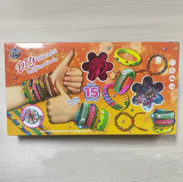 Snimak ekrana 2026-10-18 084835 Сет за израду 15 дечијих наруквица пријатељства "DIY Bracelet" (22.5x12x3 cm) са плочицама за плетење и концима за креативну забаву!