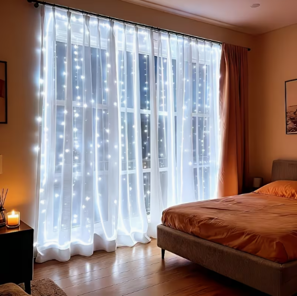 Вилинска завеса светла 300x200 cm са 200 LED вибебојних сијалица и 8 режима треперења на батеријски погон за чаробан амбијент у сваком простору!